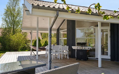 Harald - 300M from the Sea: Decke, Flooring, Interior Design, Fussboden, Verbundwerkstoff, Möbel, Resort, Hotel, Design, Daylighting