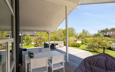 Harald - 300M from the Sea: Decke, Flooring, Interior Design, Fussboden, Verbundwerkstoff, Möbel, Resort, Hotel, Design, Daylighting