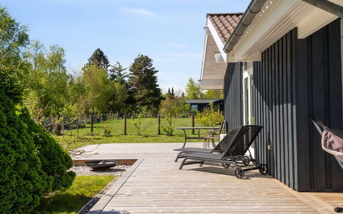 Harald - 300M from the Sea: Decke, Flooring, Interior Design, Fussboden, Verbundwerkstoff, Möbel, Resort, Hotel, Design, Daylighting