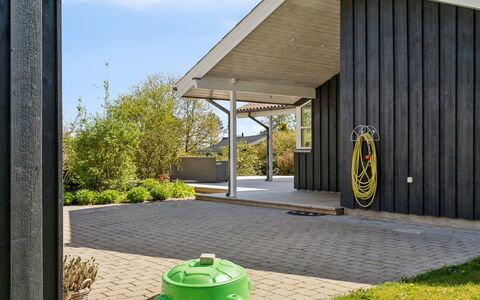 Harald - 300M from the Sea: Decke, Flooring, Interior Design, Fussboden, Verbundwerkstoff, Möbel, Resort, Hotel, Design, Daylighting
