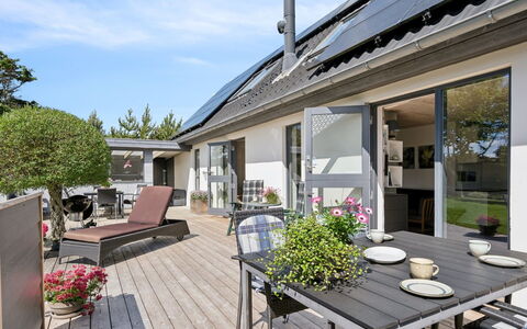 Alona - 90M from the Sea: Dach, Zuhause, Tür, Hütte, Schatten, Abstellgleis, Garten, Estate, Hinterhof