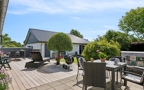 Alona - 90M from the Sea: Dach, Zuhause, Tür, Hütte, Schatten, Abstellgleis, Garten, Estate, Hinterhof