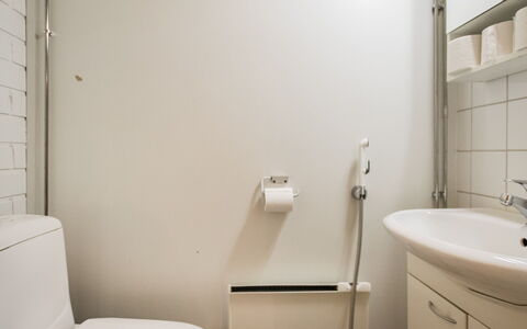 Soidinaukia a 11: Badezimmer, Toilleten Sitz, Bad Sink, Armatur, Wand, Toilette, Sinken, Flooring, Interior Design, Fussboden