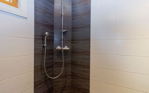 Anttoora 3: Flooring, Fussboden, Badezimmer, Armatur, Verbundwerkstoff, Fliese, Duschkopf, Dusche, Installation