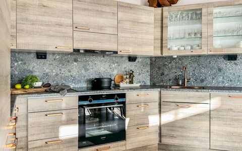 Kontiokota: Cabinetry, Küche, Countertop, Möbel, Küchengerät, Holz, Schublade, Flooring, Schrank, Interior Design