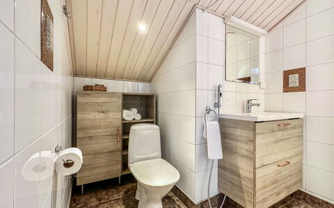 Kontiokota: Flooring, Armatur, Fussboden, Holz, Badezimmerschrank, Bad Sink, Sinken, Interior Design, Badezimmer, Zapfhahn