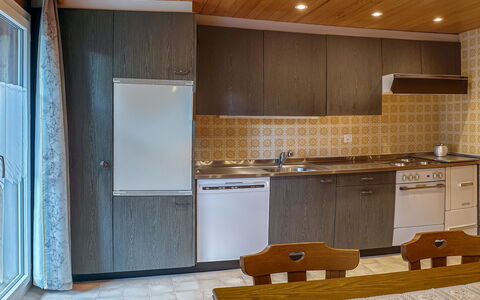 Bergfreude: Cabinetry, Eigentum, Countertop, Sinken, Zapfhahn, Gebäude, Holz, Küche, Interior Design, Armatur