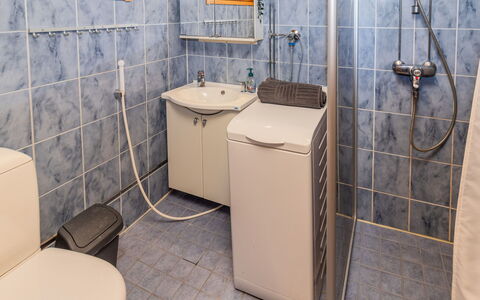 Ukko 14: Armatur, Flooring, Sinken, Fussboden, Bad Sink, Badezimmer, Zapfhahn, Installation, Toilette, Interior Design