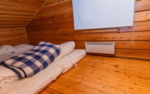 Ukko 14: Holz, Fussboden, Flooring, Schlafzimmer, Bett, Zimmer, Hartholz, Bettdecke, Holzbeize, Holzboden
