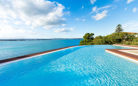 Villa Maddalena - Siracusa, Sicilia: Wolke, Himmel, Wasser, Daytime, Schwimmbad, Blau, Azurblau, Baum, Natürliche Landschaft, Pflanze