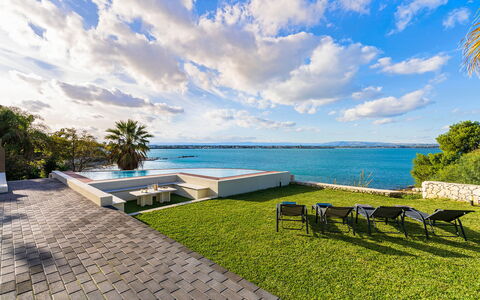 Villa Maddalena - Siracusa, Sicilia: Wolke, Wasser, Pflanze, Himmel, Möbel, Azurblau, Gartenmöbel, Schatten, Baum, Küsten Und Ozeanische Forms
