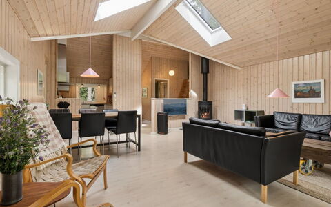 Ellynor - 600M from the Sea: Holz, Interior Design, Decke, Möbel, Flooring, Light Fixture, Fussboden, Wohnzimmer, Zuhause, Zimmer
