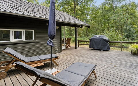 Ellynor - 600M from the Sea: Holz, Holzboden, Hartholz, Veranda, Deck, Planke, Holzbeize, Hütte, Gartenmöbel, Schatten