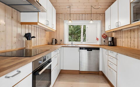 Ellynor - 600M from the Sea: Küche, Countertop, Flooring, Holz, Küchengerät, Interior Design, Cabinetry, Fussboden, Möbel, Major Appliance