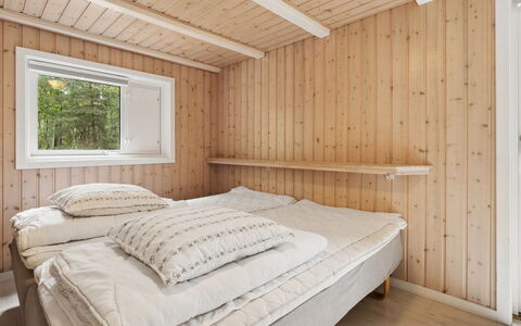 Ellynor - 600M from the Sea: Schlafzimmer, Holz, Decke, Interior Design, Bett, Fussboden, Flooring, Bettdecke, Bedding, Zimmer