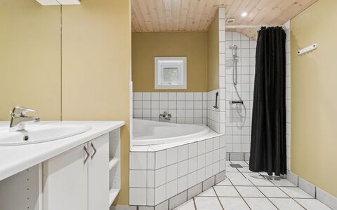 Ellynor - 600M from the Sea: Flooring, Fussboden, Interior Design, Wand, Armatur, Badezimmer, Decke, Fliese, Sinken, Installation