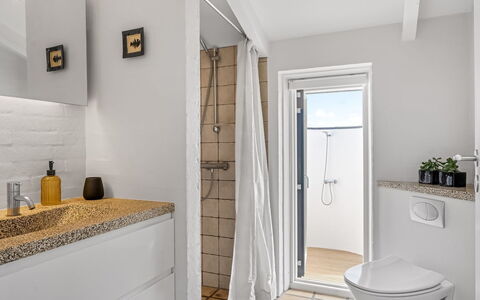 Annrike - 400M from the Sea: Flooring, Wand, Interior Design, Fussboden, Armatur, Badezimmer, Decke, Beleuchtung, Installation, Zimmer