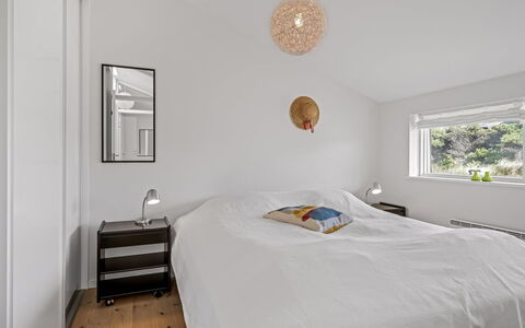 Annrike - 400M from the Sea: Bett, Interior Design, Möbel, Schlafzimmer, Wand, Bedding, Bettdecke, Flooring, Decke, Holz