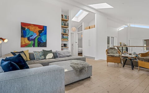 Annrike - 400M from the Sea: Möbel, Interior Design, Flooring, Fussboden, Couch, Wand, Holzboden, Holz, Decke, Wohnzimmer