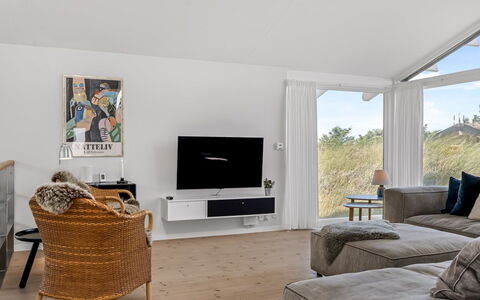 Annrike - 400M from the Sea: Möbel, Interior Design, Flooring, Couch, Wand, Fussboden, Wohnzimmer, Holz, Decke, Zimmer