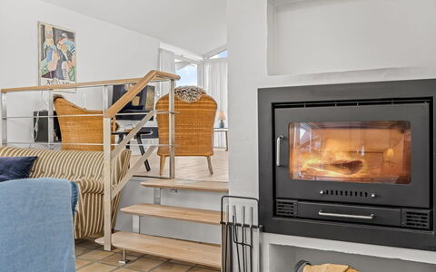Annrike - 400M from the Sea: Möbel, Flooring, Feuerstelle, Zimmer, Holzboden, Wohnzimmer, Haushaltsgerät, Holzofen, Hartholz, Couch