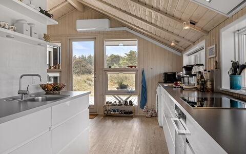 Annrike - 400M from the Sea: Küche, Countertop, Flooring, Holz, Küchengerät, Major Appliance, Interior Design, Möbel, Fussboden, Decke