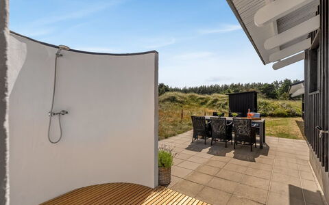 Annrike - 400M from the Sea: Fussboden, Verbundwerkstoff, Schatten, Daylighting, Hartholz, Gartenmöbel, Balkon, Deck, Outdoor Struktur