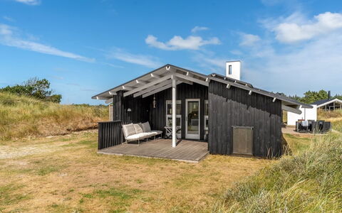 Annrike - 400M from the Sea: Haus, Zuhause, Tür, Dach, Hütte, Estate, Garten, Schatten, Abstellgleis, Garten