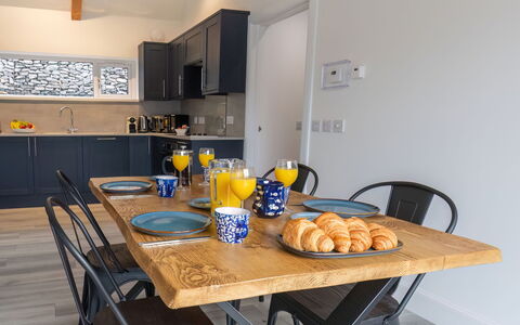 Loch View: Essen, Tabelle, Möbel, Geschirr, Cabinetry, Stuhl, Küche, Holz, Countertop, Küchengerät