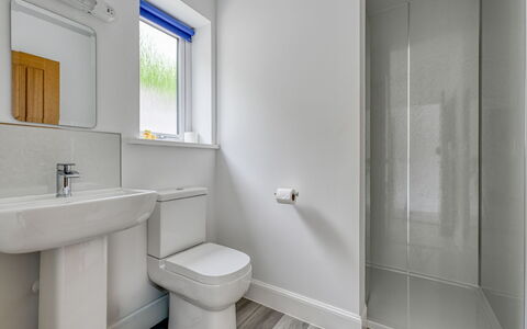 Loch View: Wand, Flooring, Fussboden, Armatur, Badezimmer, Verbundwerkstoff, Toilette, Installation, Wohnung
