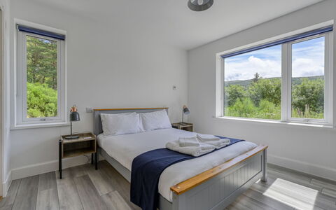 Loch View: Holz, Schlafzimmer, Interior Design, Decke, Flooring, Bett, Fussboden, Bedding, Bettdecke, Zuhause
