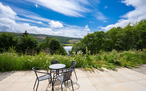 Loch View: Möbel, Gartenmöbel, Tisch Im Freien, Stuhl, Garten, Landscaping, Küche & Esszimmer Tisch, Park, Kaffetisch