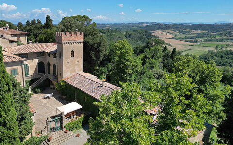Torre Di Montelopio: Wolke, Gebäude, Himmel, Fenster, Baum, Pflanze, Vegetation, Hochland, Natürliche Landschaft, Landschaft