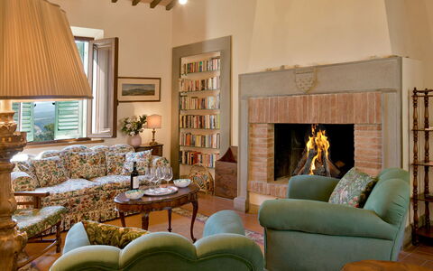 Torre Di Montelopio: Eigentum, Möbel, Pflanze, Tabelle, Couch, Bilderrahmen, Wohnzimmer, Beleuchtung, Holz, Interior Design