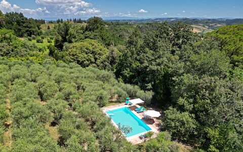 Torre Di Montelopio: Himmel, Pflanzengemeinschaft, Wasser, Wolke, Natürliche Landschaft, Baum, Grundstueck, Pflanze, Schwimmbad, Strauch