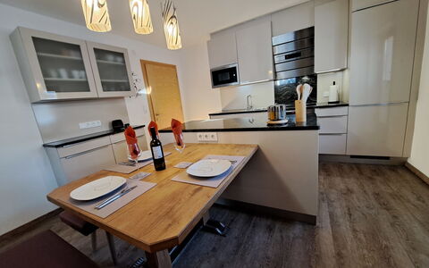 Finkenberg 900: Tabelle, Möbel, Gebäude, Holz, Stuhl, Bilderrahmen, Die Architektur, Interior Design, Cabinetry, Fussboden