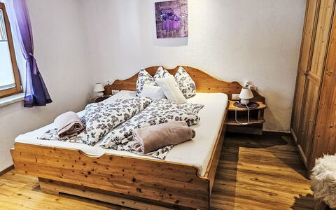 Finkenberg 900: Schlafzimmer, Bett, Bettdecke, Bedding, Holz, Möbel, Interior Design, Bettrahmen, Zimmer, Linens
