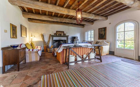 La Casa Dei Limoni, Camaiore, Pet Friendly, Wifi: Tabelle, Gebäude, Fenster, Holz, Bilderrahmen, Strahl, Wohnzimmer, Flooring, Interior Design, Fussboden