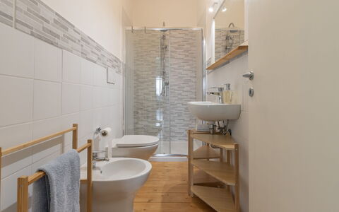 Il Colle Sul Mare Holiday Home: Zapfhahn, Armatur, Sinken, Eigentum, Bad Sink, Badezimmer, Interior Design, Fussboden