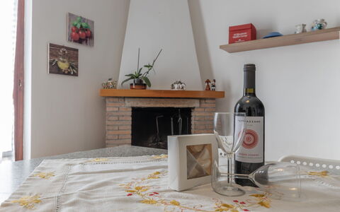 Il Colle Sul Mare Holiday Home: Flasche, Tabelle, Bilderrahmen, Drinkware, Holz, Barware, Cabinetry, Gebäude, Alkoholisches Getränk, Glasflasche