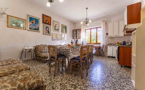 Casa Vacanza Mais - Camaiore, Toscana: Bilderrahmen, Tabelle, Möbel, Eigentum, Stuhl, Holz, Beleuchtung, Interior Design, Flooring, Fussboden
