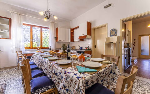 Casa Vacanza Mais - Camaiore, Toscana: Bilderrahmen, Möbel, Tabelle, Stuhl, Beleuchtung, Tischdecke, Gebäude, Dekoration, Fussboden, Fenster