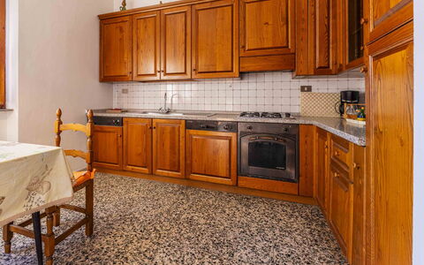 Casa Vacanza Mais - Camaiore, Toscana: Cabinetry, Countertop, Möbel, Eigentum, Gebäude, Küche, Schublade, Küchengerät, Holz, Haushaltsgerät