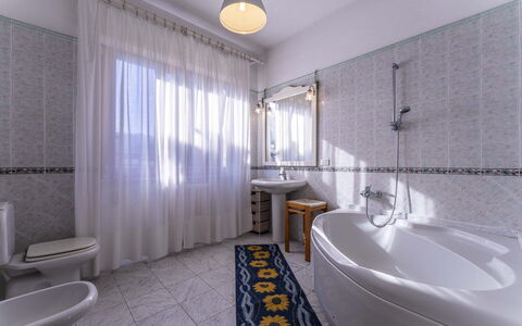 Casa Vacanza Mais - Camaiore, Toscana: Gebäude, Eigentum, Armatur, Badewanne, Badezimmer, Fenster, Interior Design, Vorhang, Holz