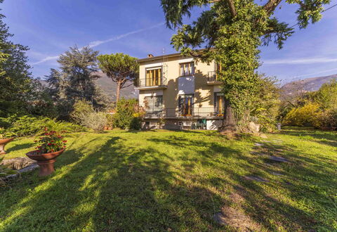 Casa Vacanza Mais - Camaiore, Toscana: Pflanze, Himmel, Wolke, Eigentum, Fenster, Gebäude, Natürliche Landschaft, Baum, Grundstueck, Haus