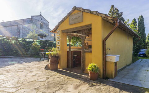 Casale Il Farro - Camaiore, Toscana: Pflanze, Himmel, Gebäude, Eigentum, Wolke, Blumentopf, Baum, Tür, Fenster, Schatten