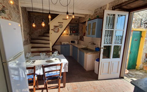 Borgo Bucatra Tramonto: Eigentum, Tabelle, Holz, Stuhl, Interior Design, Fussboden, Flooring, Küche, Tür, Cabinetry