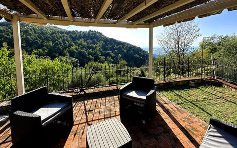 Borgo Bucatra Tramonto: Pflanze, Eigentum, Gebäude, Himmel, Schatten, Holz, Botanik, Veranda, Interior Design, Baum