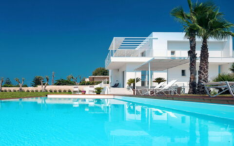 Casa Mareblu - Marina Di Modica, Sicilia: Wasser, Himmel, Eigentum, Gebäude, Schwimmbad, Pflanze, Azurblau, Strandresort, Baum, Gartenmöbel
