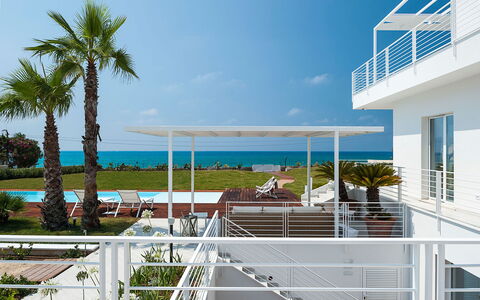 Casa Mareblu - Marina Di Modica, Sicilia: Himmel, Pflanze, Gebäude, Wasser, Azurblau, Schatten, Wolke, Baum, Urban Design, Eigentumswohnung